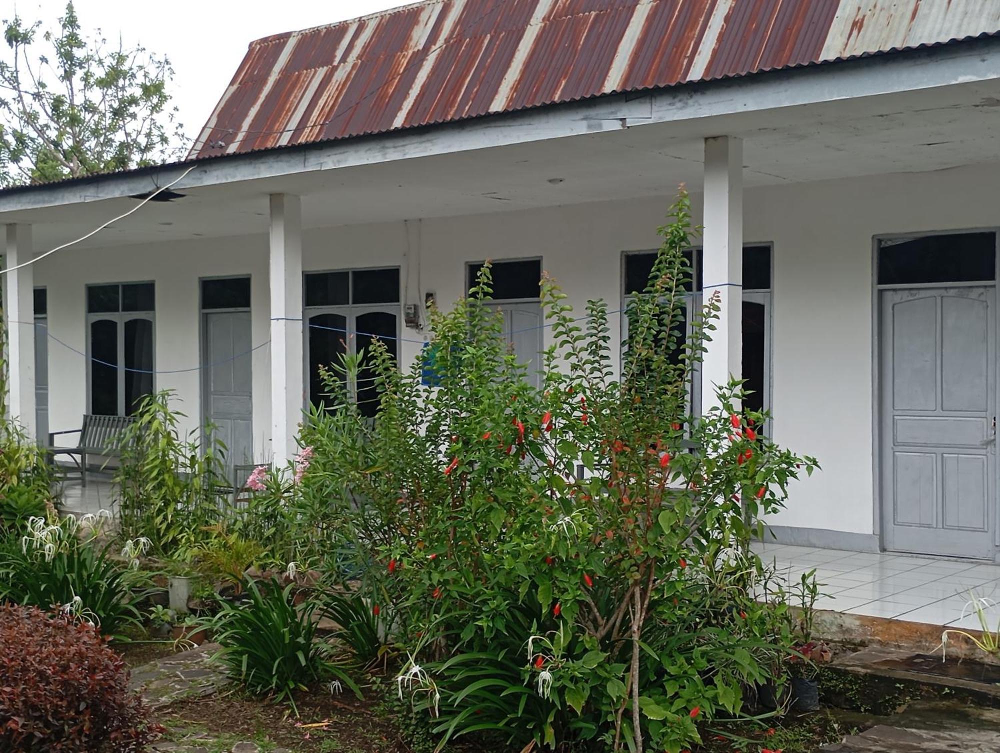 Hidayah Homestay Kelimutu Exterior photo
